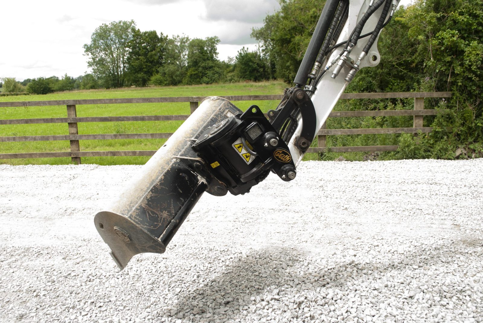 Hydraulic Tilting Quick Coupler - Geith Excavator Attachments